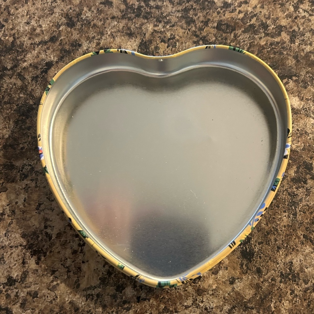 Brighton Heart Tin with Floral Motif - Picture 6 of 6